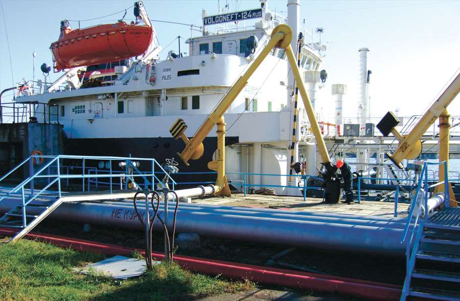 Transport system development scenarios for the Saratov oil refinery and Uvek storage tank deport