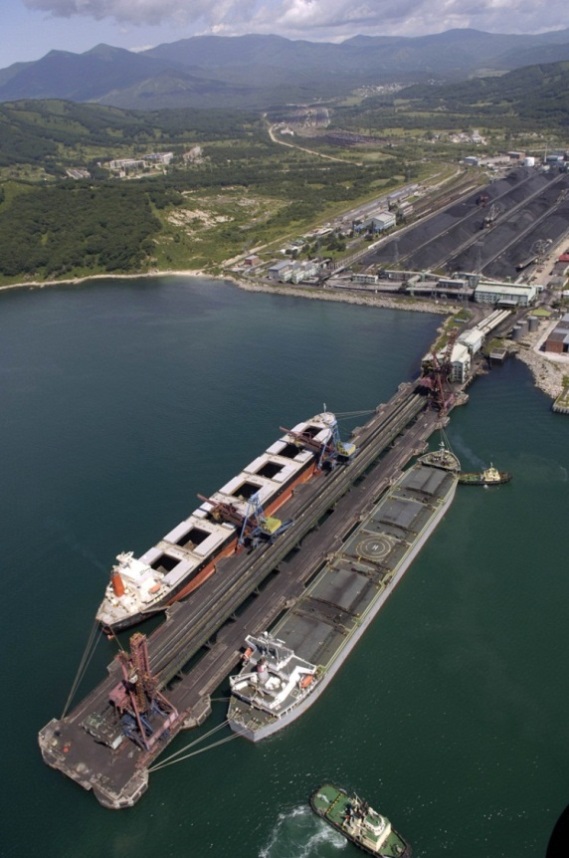 Морской грузовой фронт терминала для погрузки судов до 150 тыс. т, состоит из двустороннего пирса и четырех неповоротных СПМ