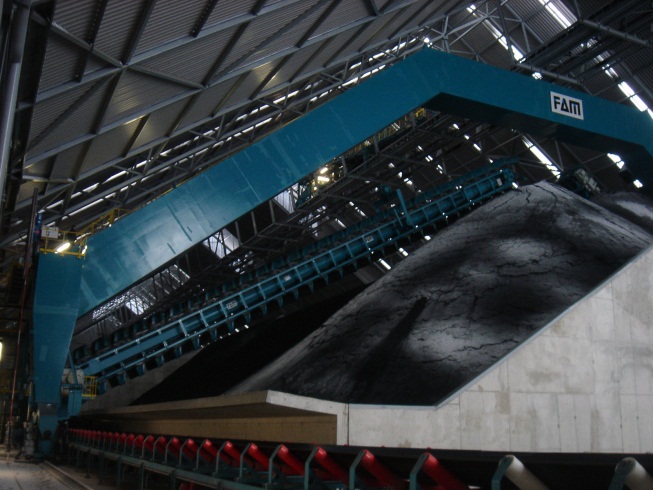 Выгрузка угля из склада осуществляется многоковшовыми кратцер-кранами+транспортерами 